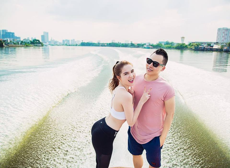 Sinh năm 1983 ở mảnh đất thành Nam, Khắc Tiệp từng từ bỏ giấc mơ học vấn sau hai năm theo đuổi để vào Nam lập nghiệp, làm phục vụ ở nhà hàng ăn uống, phòng trà, quán bar...