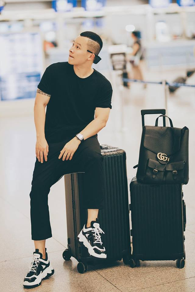 "Ông bầu của Ngọc Trinh" không ngại khoe cuộc sống xa xỉ, tủ đồ chất đầy hàng hiệu lên trang cá nhân.