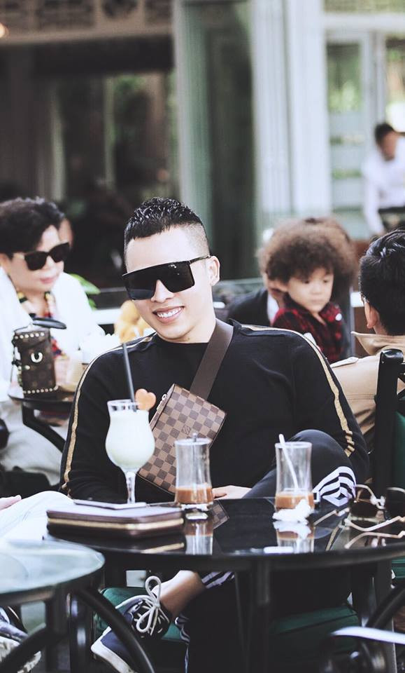 Anh được khen là ông bầu khá mát tay khi giúp nhiều chân dài từ một cô gái vô danh bỗng vụt sáng trong làng giải trí Việt.