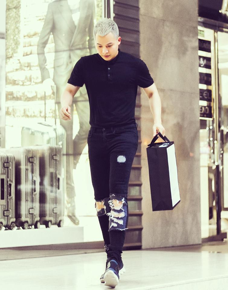 Anh cũng thường xuyên chia sẻ hình ảnh về những chuyến du lịch sang chảnh, bên trong những resort đắt tiền. Người mẫu Ngọc Trinh không ít lần đồng hành cùng Khắc Tiệp trong những chuyến du lịch này. Ảnh: FBNV.