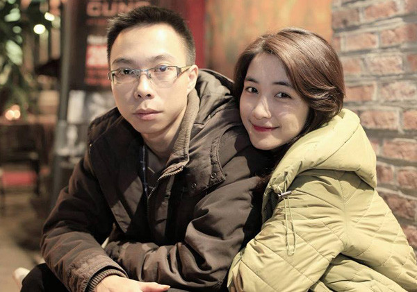 Trước đó, trong thời gian tham gia chương trình “Học viện ngôi sao 2014”, Hòa Minzy từng công khai hẹn hò với Tùng Acoustic - người khá nổi tiếng trên mạng xã hội nhờ các clip hướng dẫn chơi guitar và hát cover.