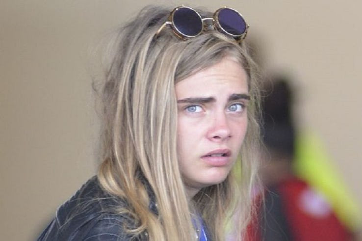 Không ai có thể tin được Cara Delevingne là một người mẫu khi cô ra đường với bộ dạng này.