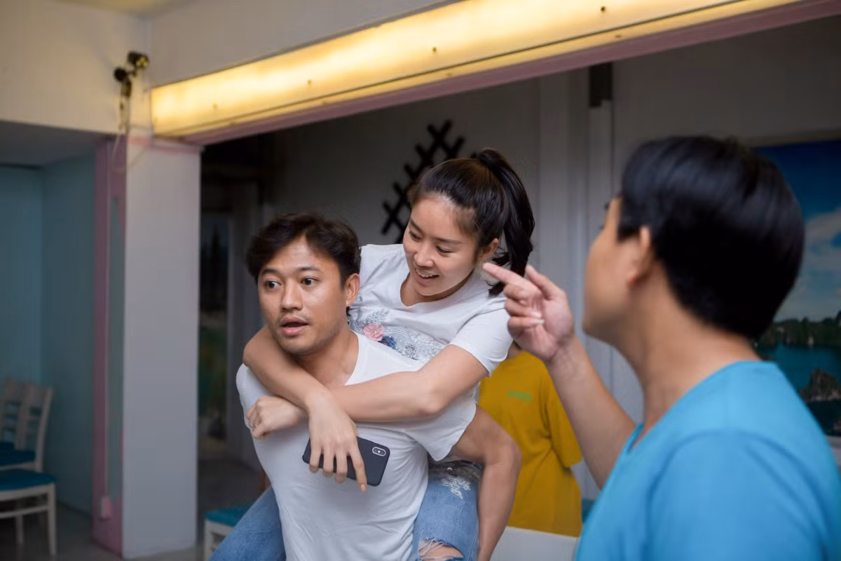 Le Phuong va “tinh cu” Quy Binh an y tren san tap