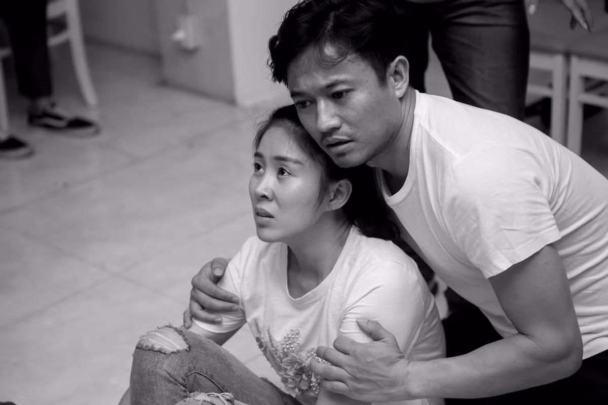  Diễn viên Lê Phương và Quý Bình tỏ ra khá gần gũi và thoải mái trong hậu trường.