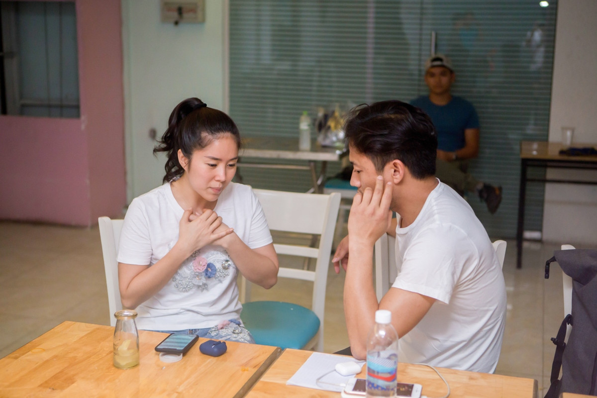 Theo đó, Lê Phương sẽ hóa thân vào một người “nửa điên nửa tỉnh”, nhưng đâu đó vẫn nhận ra những khoảnh khắc, quý trọng tình thân của mình trong cuộc sống.