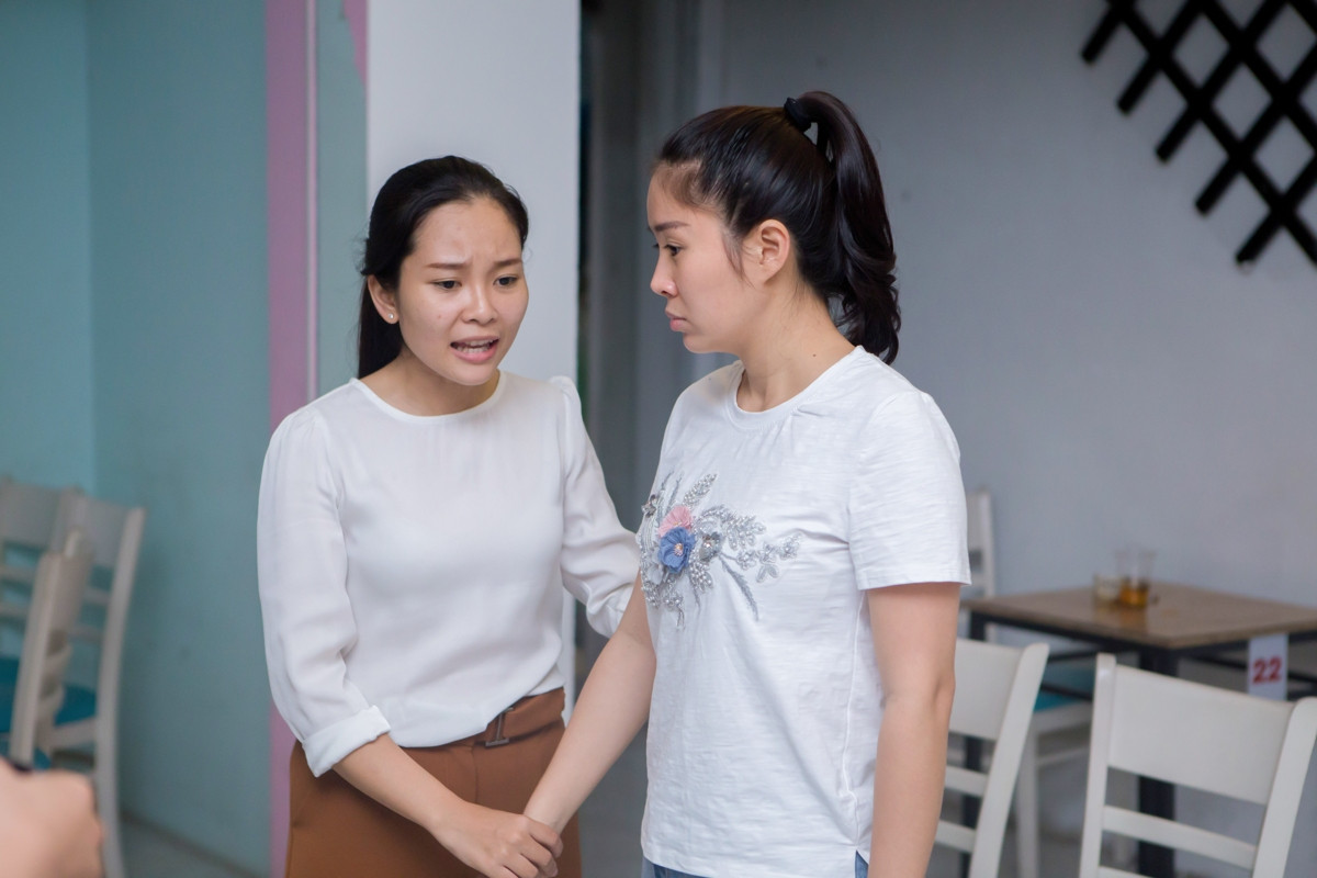 Cô kể, tối về tắm thấy rát mới biết bị trầy xước chảy máu, thấy ê ẩm tay chân bầm xanh, còn giọng nói thì về gần cuối vở là bắt đầu khàn đi vì cứ phải gào thét suốt vở diễn.