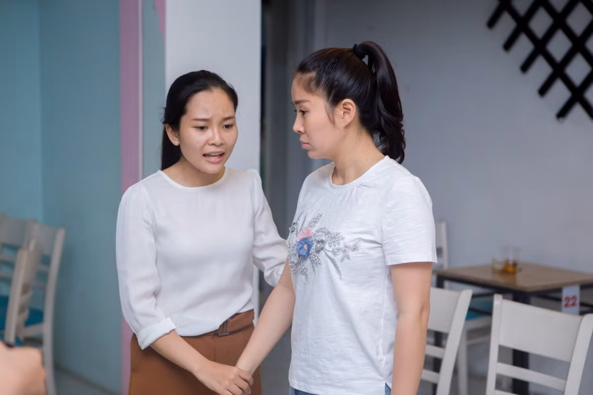 Cô kể, tối về tắm thấy rát mới biết bị trầy xước chảy máu, thấy ê ẩm tay chân bầm xanh, còn giọng nói thì về gần cuối vở là bắt đầu khàn đi vì cứ phải gào thét suốt vở diễn.