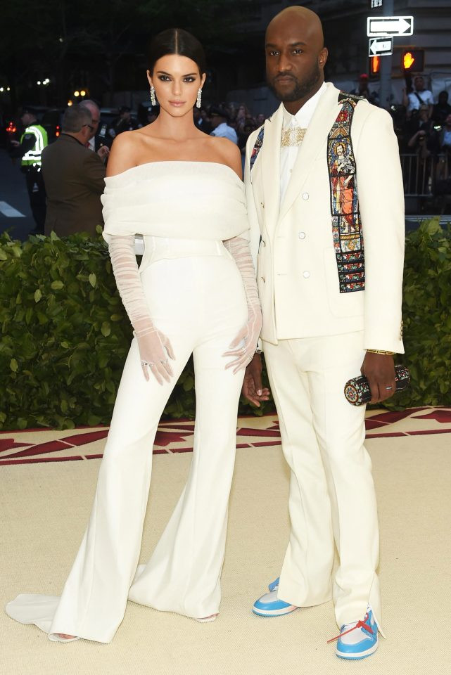 Kendall Jenner diện cây trắng khoe làn da nâu khỏe khoắn. Bên cạnh cô là Virgil Abloh - nhà thiết kế thời trang của Louis Vuitton. Nguồn: The Sun.