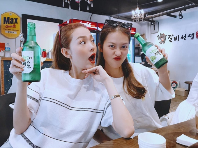 Khả Ngân chia sẻ hình ảnh vui vẻ bên Minh Hằng thu hút sự quan tâm từ cộng đồng mạng.