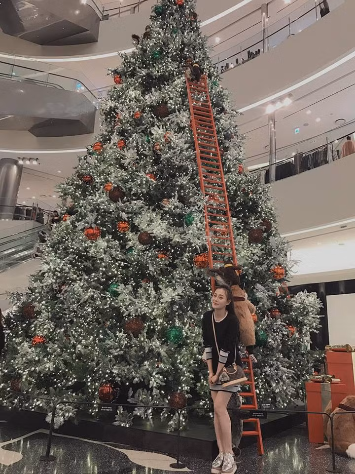 Phương Oanh "Quỳnh búp bê" thả dáng cực xinh bên cây thông Noel khổng lồ. Nữ diễn viên đăng tải bức ảnh cùng lời chúc Giáng sinh an lành. Ảnh: FBNV.