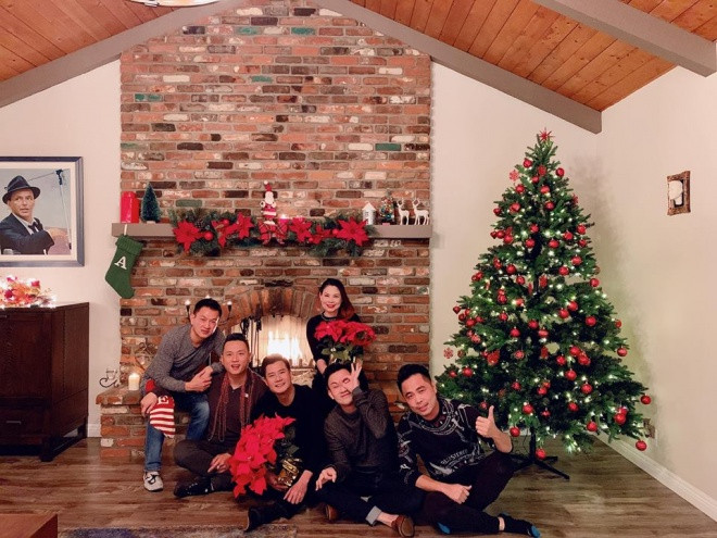 Trước đó, Dương Triệu Vũ cùng vợ chồng Thanh Thảo, Hàn Thái Tú và nhiếp ảnh gia Huy Khiêm đã hội ngộ tại biệt thự triệu đô của Quang Dũng tại Mỹ để đón Giáng sinh sớm.