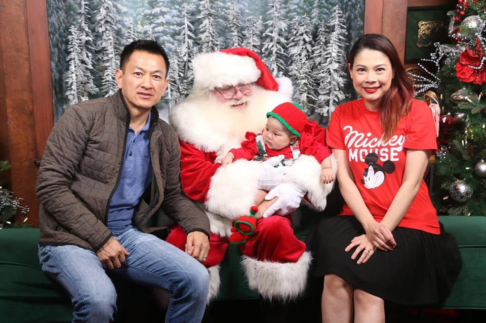 Đây là năm đầu tiên con gái Thanh Thảo được đón Noel, chính vì thế mà vợ chồng nữ ca sĩ không quên lưu lại những khoảnh khắc đáng nhớ của con gái.
