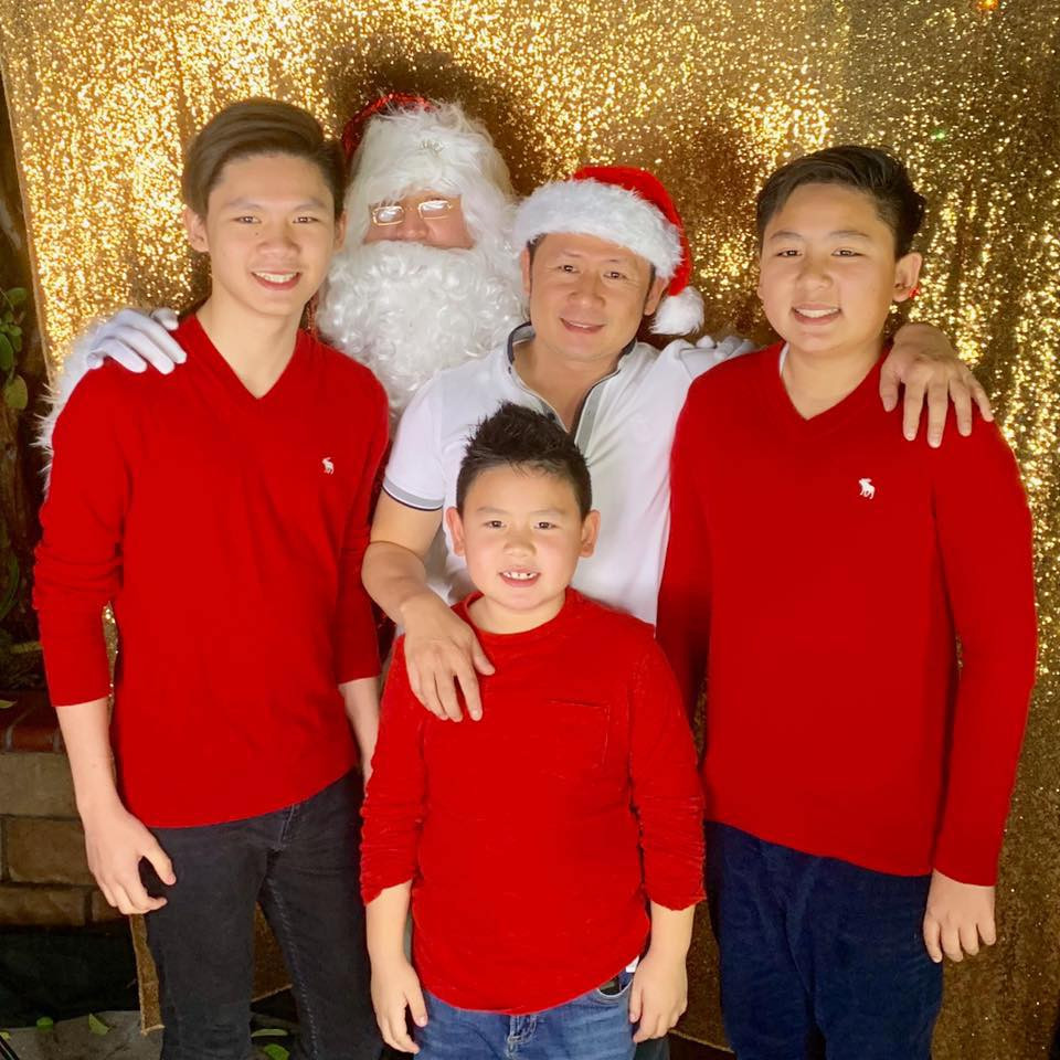 Bằng Kiều tận hưởng một mùa Noel ấm ấp bên các con. Nam ca sĩ gửi lời lúc: "Chúc các tình yêu ở khắp nơi một mùa Giáng sinh an lành và năm mới tuyệt vời trong mọi lĩnh vực nhé. Hãy dành cả cuộc đời chỉ để yêu thương và yêu thương!".
