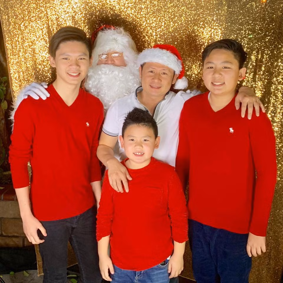 Bằng Kiều tận hưởng một mùa Noel ấm ấp bên các con. Nam ca sĩ gửi lời lúc: "Chúc các tình yêu ở khắp nơi một mùa Giáng sinh an lành và năm mới tuyệt vời trong mọi lĩnh vực nhé. Hãy dành cả cuộc đời chỉ để yêu thương và yêu thương!".