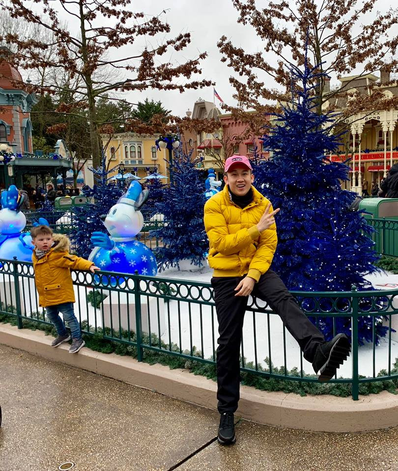 Dương Triệu Vũ tận hưởng Giáng sinh "chỉ có một mình" ở Disneyland Paris, Pháp.