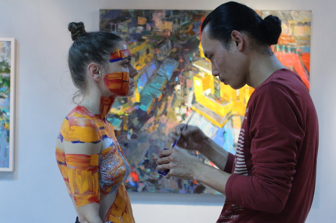 Họa sĩ Đức Phạm trình diễn nghệ thuật vẽ body painting