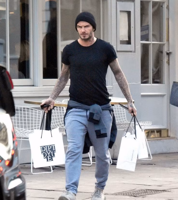 David Beckham là một người nghiện mùi nến. Anh thậm chí tự gọi mình là một cây nến. Đây là bức ảnh David đi mua nến từ một thương hiệu đắt đỏ.