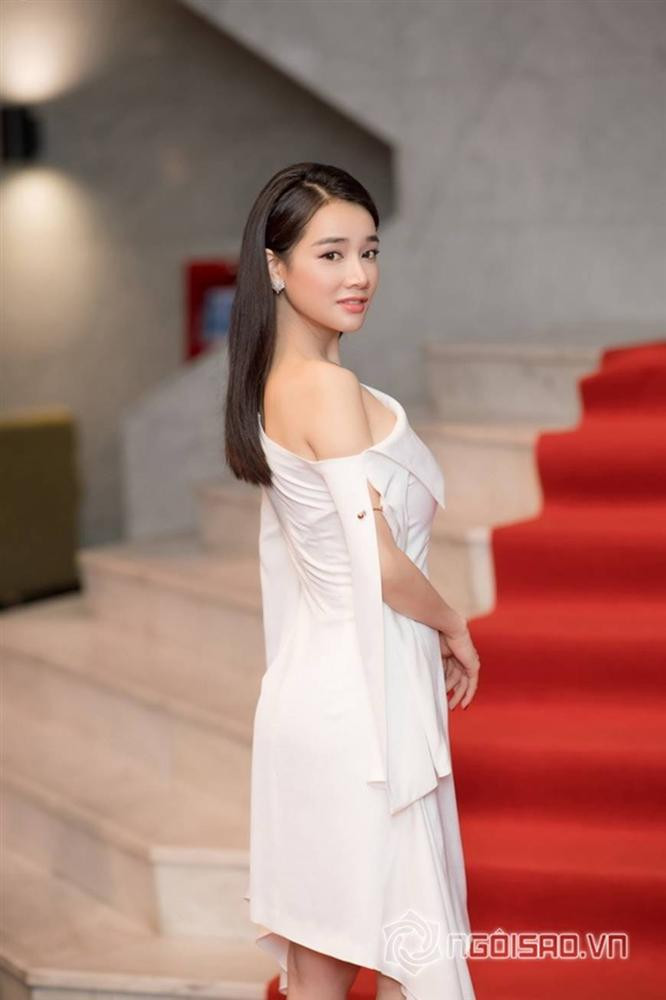 Trước đó, dân mạng còn lan truyền thông tin nữ diễn viên "Ngày ấy mình đã yêu" sẽ lên xe hoa với Trường Giang vào tháng 9 tới. Chia sẻ trên Zing trước những thông tin này, Ngọc Trâm - chị gái Nhã Phương cho biết: "Tôi chưa từng nghe về chuyện đó. Tất cả chỉ là tin đồn thôi". Ảnh: Ngoisao.vn.