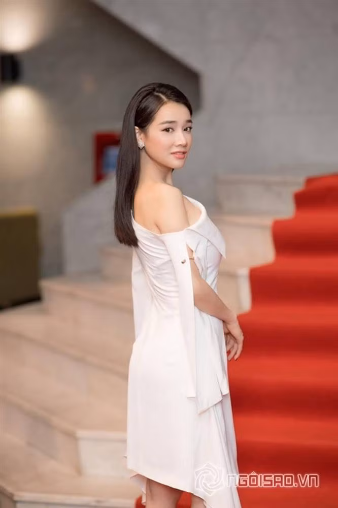 Trước đó, dân mạng còn lan truyền thông tin nữ diễn viên "Ngày ấy mình đã yêu" sẽ lên xe hoa với Trường Giang vào tháng 9 tới. Chia sẻ trên Zing trước những thông tin này, Ngọc Trâm - chị gái Nhã Phương cho biết: "Tôi chưa từng nghe về chuyện đó. Tất cả chỉ là tin đồn thôi". Ảnh: Ngoisao.vn.