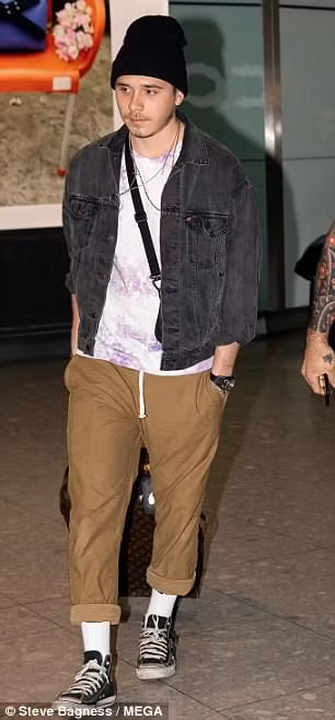 Hình ảnh Brooklyn Beckham ăn mặc phong cách, vừa đáp chuyến bay sớm nhất đến London.