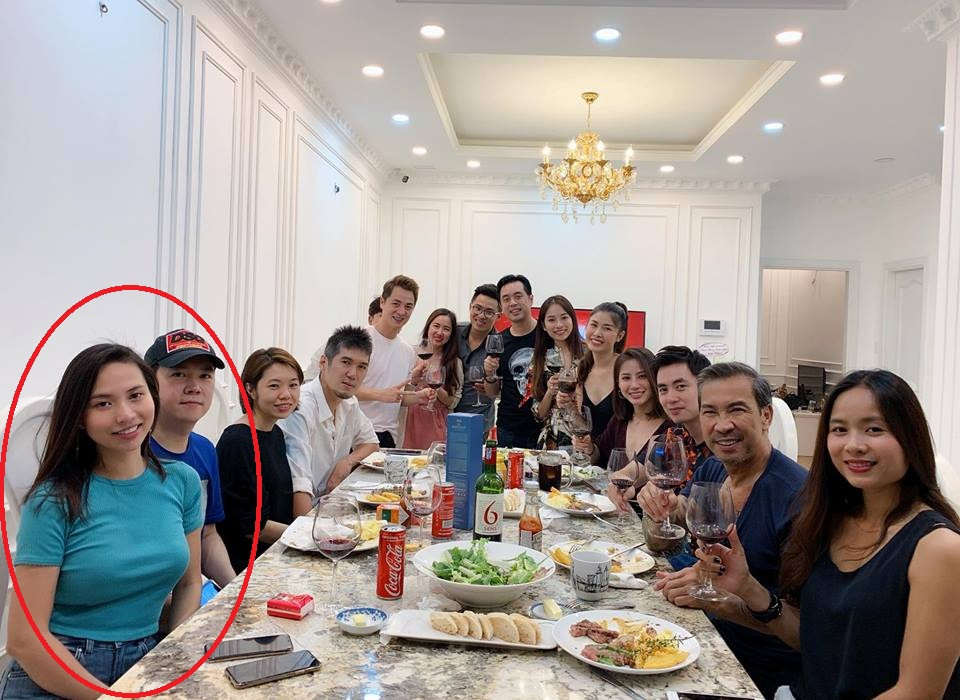 Trước đó, khi được hỏi về chuyện tình cảm hiện tại, giọng ca sinh năm 1984 cho biết cả hai đã yêu nhau được một năm trước khi tiến tới hôn nhân. Ở bên bạn gái, Lê Hiếu luôn tìm thấy cảm giác bình yên.