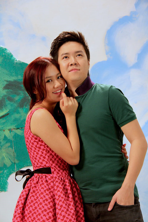 Trước khi "theo vợ bỏ cuộc chơi" vào giữa tháng 1/2019, Lê Hiếu từng được mệnh danh là chàng ca sĩ đào hoa khi dính nhiều tin đồn tình cảm với chân dài. Anh từng công khai yêu ca sĩ Văn Mai Hương.