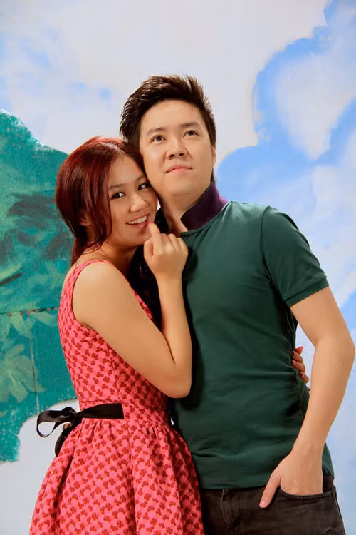 Trước khi "theo vợ bỏ cuộc chơi" vào giữa tháng 1/2019, Lê Hiếu từng được mệnh danh là chàng ca sĩ đào hoa khi dính nhiều tin đồn tình cảm với chân dài. Anh từng công khai yêu ca sĩ Văn Mai Hương.