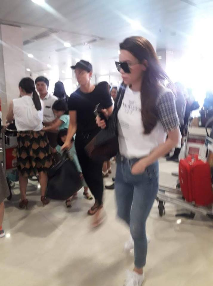 Mới đây nhất (ngày 5/8), một người hâm mộ đã nhanh tay chụp lại cảnh cặp đôi Hà Hồ - Kim Lý xuất hiện cùng nhau khi đang chờ lấy hành lý tại sân bay, kèm theo đó là lời chú thích: "Anh chị vẫn còn mặn nồng lắm!".