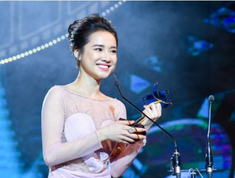 Nhã Phương hạnh phúc khi nhận giải thưởng danh giá Cánh diều vàng 2017.