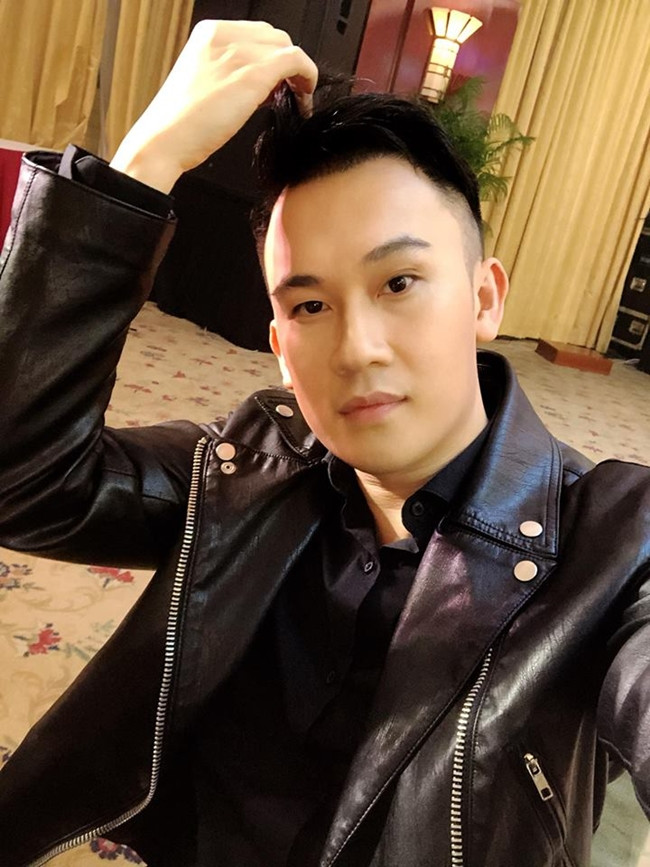 Em trai Hoài Linh được nhận xét ngày càng thăng hoa hơn trong âm nhạc và thu hút khán giả nhờ ngoại hình lịch lãm.