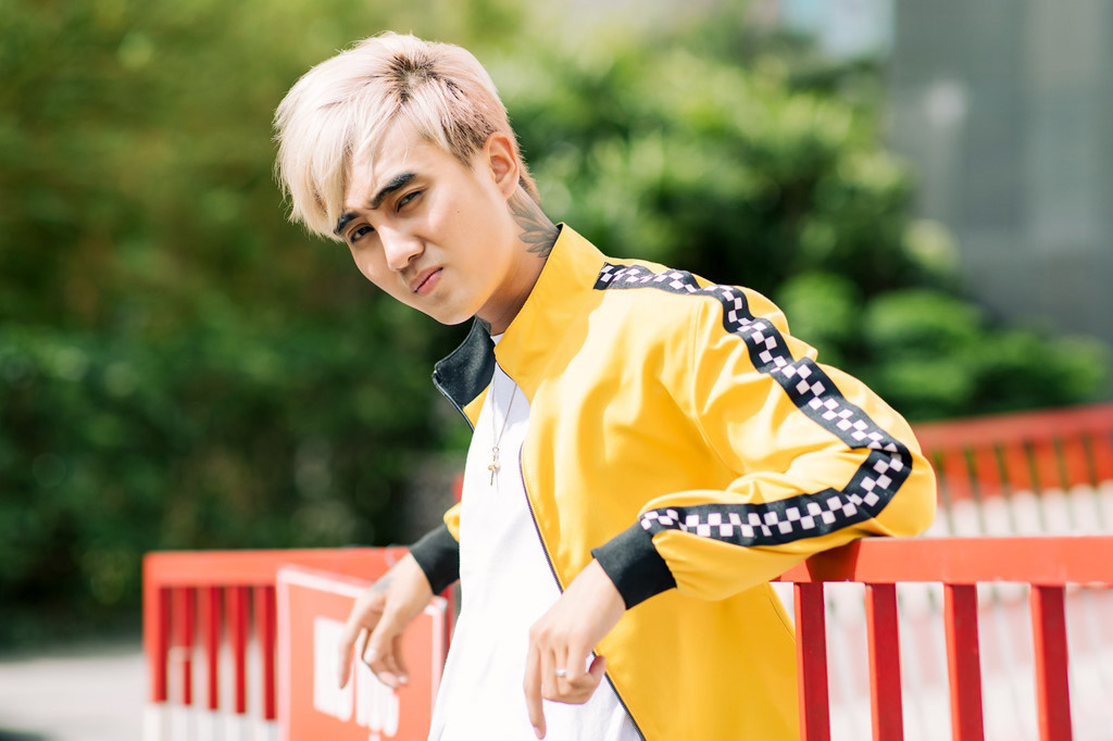 Trong đêm nhạc Việt – Hàn cuối tháng 10 mới đây, giọng ca "Buồn của anh" vinh dự được trao cup tại V Heartbeat Live. Tuy nhiên một sự cố hy hữu đã xảy ra khi chiếc cup của Đạt G lại in tên Sơn Tùng M-TP. Không ít fan sau đó đã để lại nhiều bình luận không hay trên Facebook của Đạt G khiến nam ca sĩ "nổi xung" lên và liên tục chửi thề khi đáp trả bình luận của cư dân mạng.