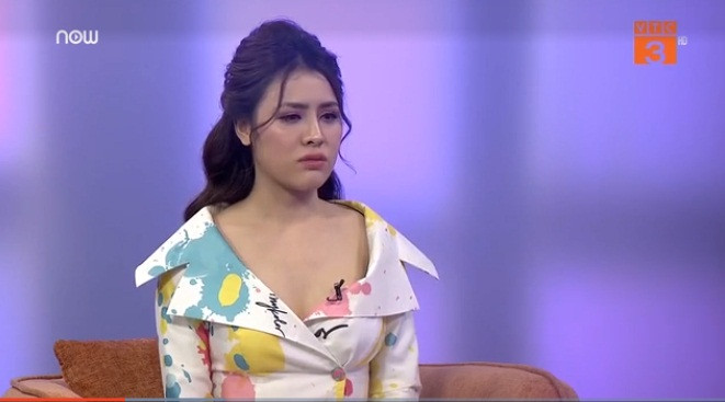 Theo đó, "Á hậu bị tước vương miện" cho biết giữa lúc đang gặp khó khăn vì bố đang phải chạy thận, cô được một ông "bầu" giới thiệu có quen biết một doanh nhân thành đạt rất mến mộ Dung.