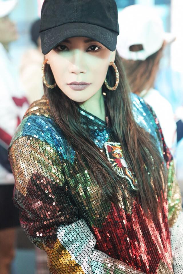 Dù ca sĩ Hồ Quỳnh Hương khẳng định chỉ làm mũi nhưng so sánh dung nhan hiện tại với gương mặt thô, góc cạnh với đôi môi dày trong quá khứ, nhiều người vẫn không khỏi hoài nghi cô còn "làm hơn thế".