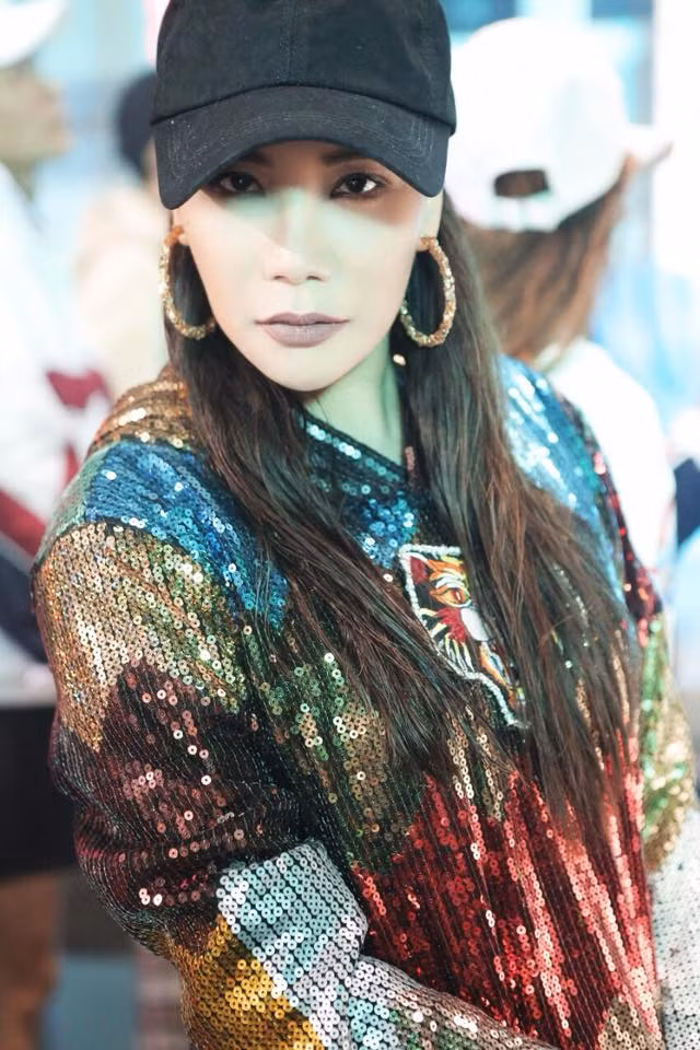 Dù ca sĩ Hồ Quỳnh Hương khẳng định chỉ làm mũi nhưng so sánh dung nhan hiện tại với gương mặt thô, góc cạnh với đôi môi dày trong quá khứ, nhiều người vẫn không khỏi hoài nghi cô còn "làm hơn thế".