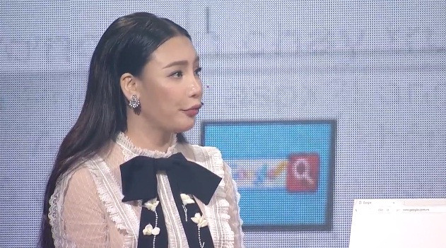 Sau những đồn đoán xung quanh việc lạm dụng "dao kéo", trong chương trình Muôn màu showbiz trên VTV số mới đây, giọng ca "Take it easy" khẳng định chắc nịch rằng cô chỉ làm mũi, lần đầu tiên chưa được gọn nên sau đó có làm lại cho gọn gàng hơn.