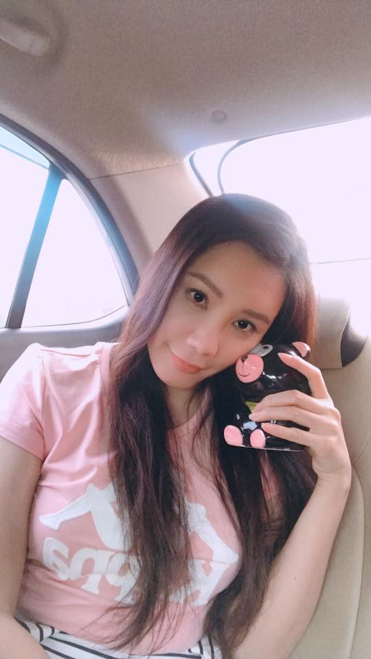 Dường như tự tin với nhan sắc của hiện tại, Hồ Quỳnh Hương thường xuyên chia sẻ những bức ảnh để mặt mộc lên trang cá nhân.