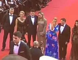 Những ngôi sao cùng tham dự sự kiện đã cố nhịn cười với hành động của Hoa hậu Quý bà Trung Quốc tại LHP Cannes.