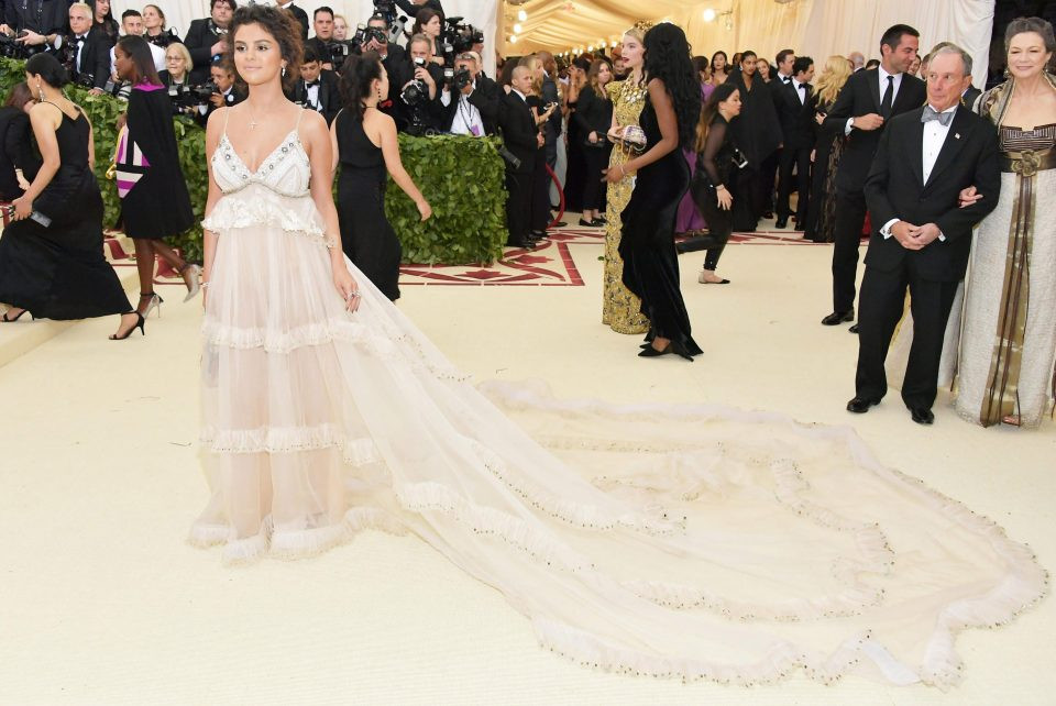 Selena Gomez trông như mặc váy ngủ đến sự kiện. Nguồn: The Sun.