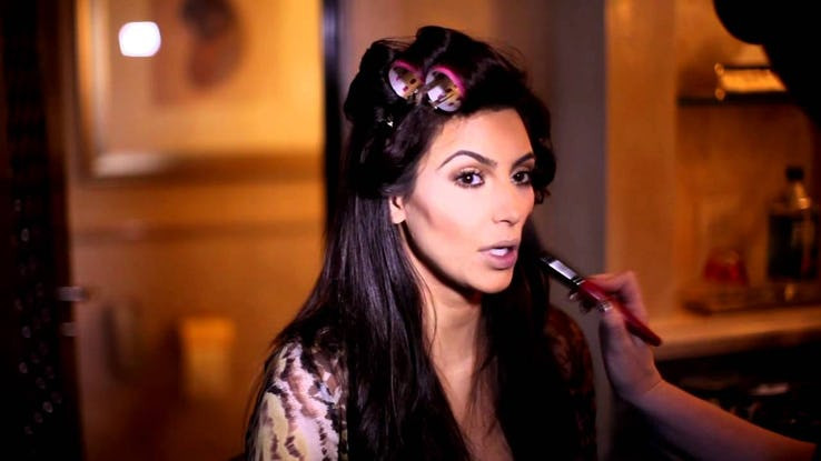 Kim phô trương thân thể của mình khắp mọi nơi. Điều này sẽ ảnh hưởng không ít đến các con cô khi chúng lớn lên.