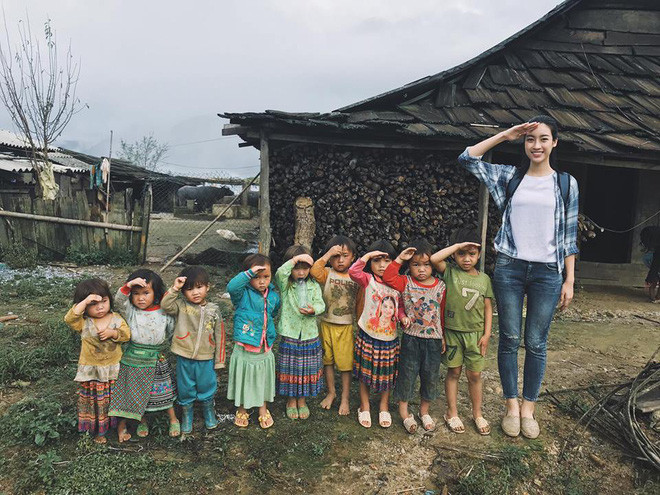 Đỗ Mỹ Linh còn theo bước Tú Anh, Thụy Vân làm biên tập viên VTV vì không muốn làm "bình hoa di động". Ảnh: FBNV.