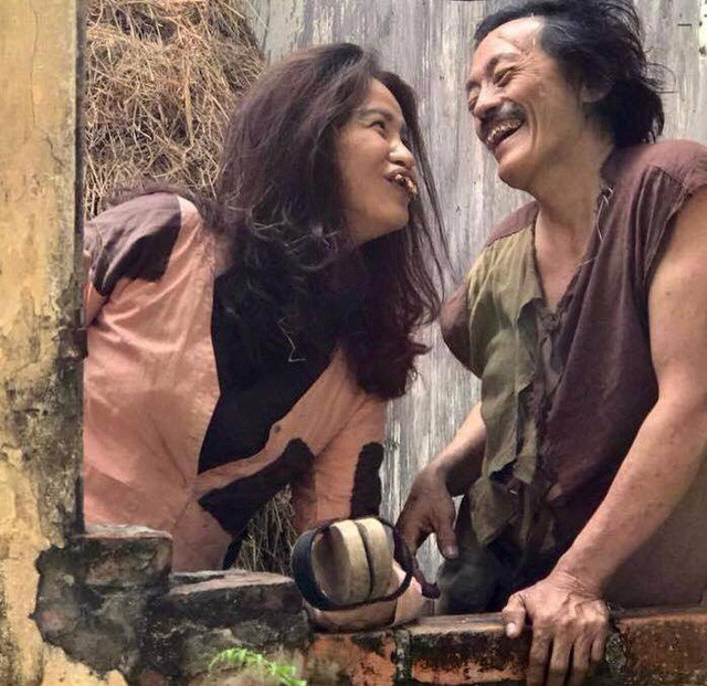 Tác phẩm “Chí Phèo ngoại truyện” được đạo diễn Phạm Đông Hồng dựng lên dưới dạng hài sitcom do nghệ sĩ Giang “còi” đóng Chí Phèo, NSƯT Thu Hạnh đóng Thị Nở.