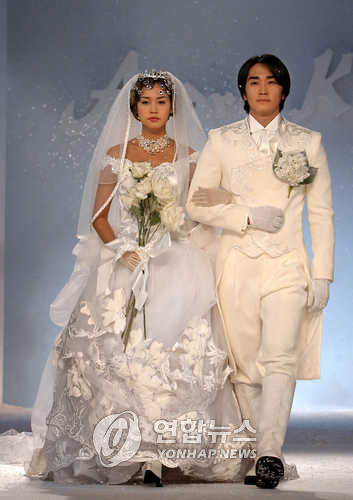 Show áo cưới cả hai từng tham gia.