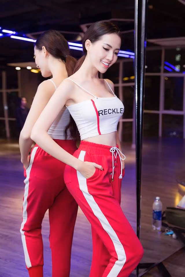 Sự khắc nghiệt ấy không làm giảm đi nét đẹp quyến rũ của tân Hoa hậu Đại sứ Du lịch Thế giới. Ảnh: FBNV.