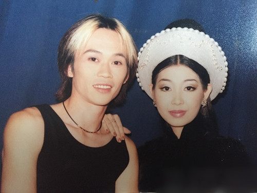 Khi chưa thành danh, ông vua hài miền Nam và ca sĩ Hà My - cháu gái danh ca Thái Châu từng có 2 năm hẹn hò. Với Hoài Linh, Hà My là cô gái xinh xắn, dễ thương. Còn Hà My cảm nhận nam danh hài nổi tiếng là người sâu sắc.