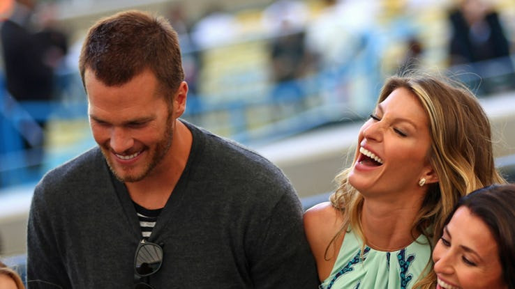 Tom Brady - Gisele Bundchen: Nhiều người hỏi làm thế nào một cầu thủ bóng đá và một siêu mẫu lại quen và kết hôn với nhau. Cặp đôi nổi tiếng này trả lời vì họ rất giống nhau, thực tế họ là một.