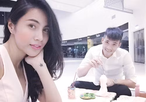 Không chỉ "xù lông" bảo vệ con gái, Thủy Tiên còn nhiều lần bênh vực Công Vinh trước dư luận. Giọng ca "Giấc mơ tuyết trắng" còn từng tuyên bố: “Nếu cả thế giới này phản bội ba thì mẹ sẽ vì ba mà phản bội lại cả thế giới bởi chúng ta là gia đình”.