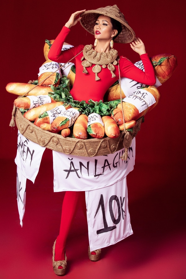 Quoc phuc thi hoa hau quoc te: Pha cach den dau la vua?