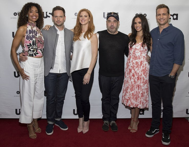 Mặc dù đã rời xa Hollywood từ lâu nhưng khi kết hôn với Hoàng tử Harry, “nàng công chúa Lọ Lem” vẫn nhận được sự ủng hộ từ Gabriel Macht, Sarah Rafferty, Jacinda Barrett và Patrick J. Adams.