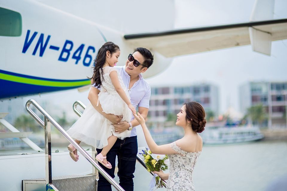 Đang tham gia lớp đạo tạo người mẫu nhí do mẹ Thùy Dương tổ chức nên Minh Thùy tỏ ra khá chuyên nghiệp và tự tin khi tạo dáng trước ống kính máy ảnh.