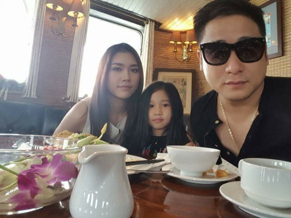 Bà xã kém 13 tuổi của nam diễn viên nổi tiếng đào hoa một thời này chính là người đẹp Nguyễn Thuỳ Dương - top 10 Hoa hậu Việt Nam năm 2010.